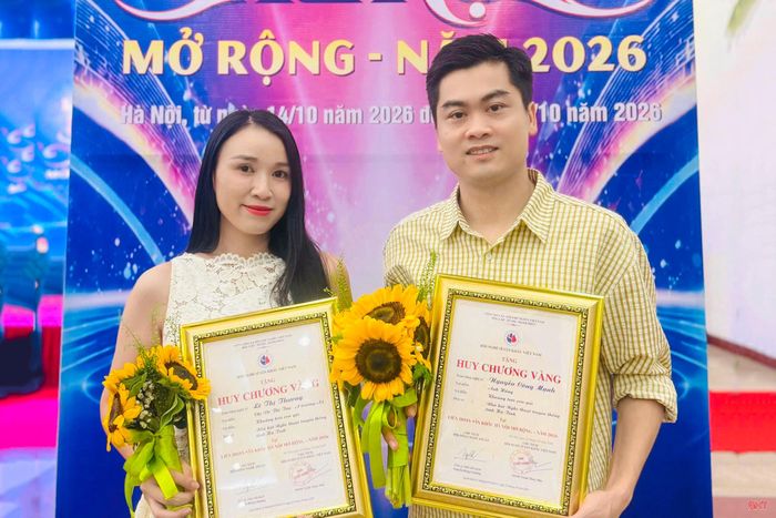 Diễn viên Công Mạnh (vai anh Hồng), Lê Thương (vai Tiểu đội trưởng Võ Thị Tần) của Nhà hát NTTT Hà Tĩnh cùng được trao HCV tại Liên hoan sân khấu Hà Nội mở rộng năm 2026.