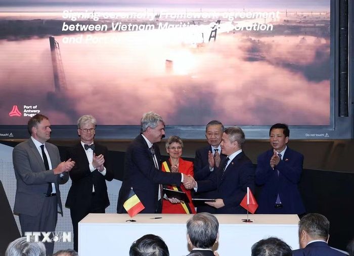 Tổng Bí thư, Chủ tịch nước Tô Lâm chứng kiến lễ ký biên bản ghi nhớ giữa Cảng Antwerp và Tập đoàn Hàng hải Việt Nam. (Ảnh: Thống Nhất/TTXVN)