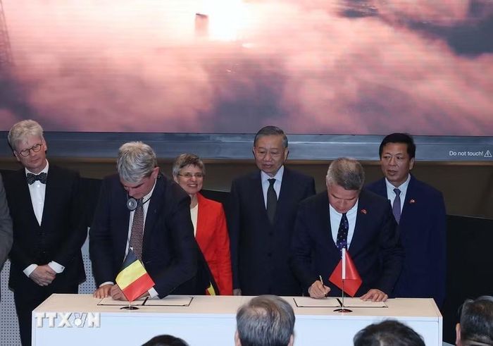 Tổng Bí thư, Chủ tịch nước Tô Lâm chứng kiến lễ ký biên bản ghi nhớ giữa Cảng Antwerp và Tập đoàn Hàng hải Việt Nam. (Ảnh: Thống Nhất/TTXVN)