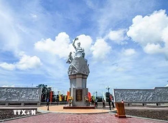Tượng đài chiến thắng đường Hồ Chí Minh huyền thoại trên biển trong Khu di tích Quốc gia bến Vàm Lũng, huyện Ngọc Hiển, Cà Mau (2021). (Ảnh: TTXVN phát)