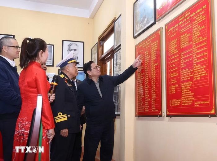 Trong chương trình thăm và làm việc tại Phú Yên, sáng 8/1/2023, Thủ tướng Phạm Minh Chính và đoàn công tác đến dâng hương, thả vòng hoa tưởng niệm các Anh hùng, liệt sỹ tại Di tích lịch sử Bến tàu không số Vũng Rô tại xã Hòa Xuân Nam, thị xã Đông Hòa. (Ảnh: Dương Giang/TTXVN)