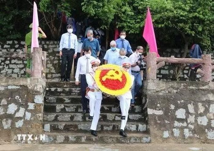 Lãnh đạo tỉnh Phú Yên cùng đại diện các đoàn thể, nhân dân thả vòng hoa tưởng niệm các chiến sỹ đã hy sinh để bảo vệ tàu không số và bến Vũng Rô trong kháng chiến chống Mỹ cứu nước, biểu tượng cho sự mưu trí, dũng cảm của quân và nhân dân ta. (10/2021). (Ảnh: TTXVN)