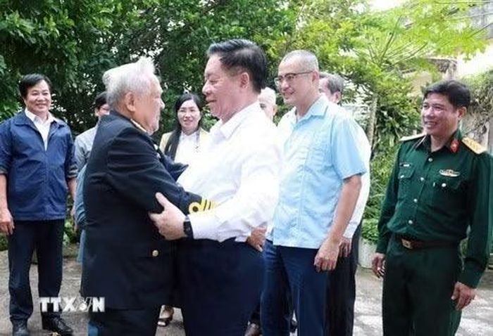 Ngày 27/11/2024, nhân kỷ niệm 60 năm Bến Vũng Rô tiếp nhận chuyến hàng đầu tiên của tàu không số (28/11/1964-28/11/2024), đồng chí Nguyễn Trọng Nghĩa, Ủy viên Bộ Chính trị, Bí thư Trung ương Đảng, Trưởng Ban Tuyên giáo Trung ương đến thăm và tặng quà Trung tá Hồ Đắc Thạnh, Anh hùng lực lượng vũ trang nhân dân, nguyên thuyền trưởng tàu 41 với 12 lần chỉ huy tàu không số vận chuyển vũ khí chi viện vào miền Nam. (Ảnh: Xuân Triệu/TTXVN)