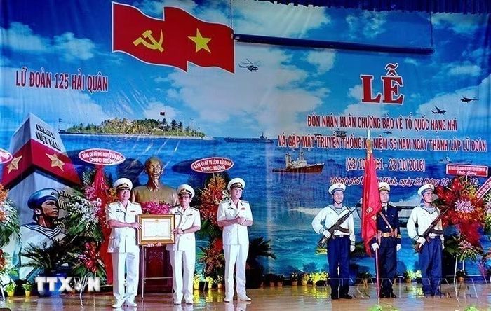 Lữ đoàn 125 Hải quân (tiền thân là Đoàn 759) đón nhận Huân chương Bảo vệ Tổ quốc hạng Nhì, tại buổi gặp mặt truyền thống kỷ niệm 55 năm thành lập Lữ đoàn (23/10/1961-23/10/2016). (Ảnh: Thế Anh/TTXVN)