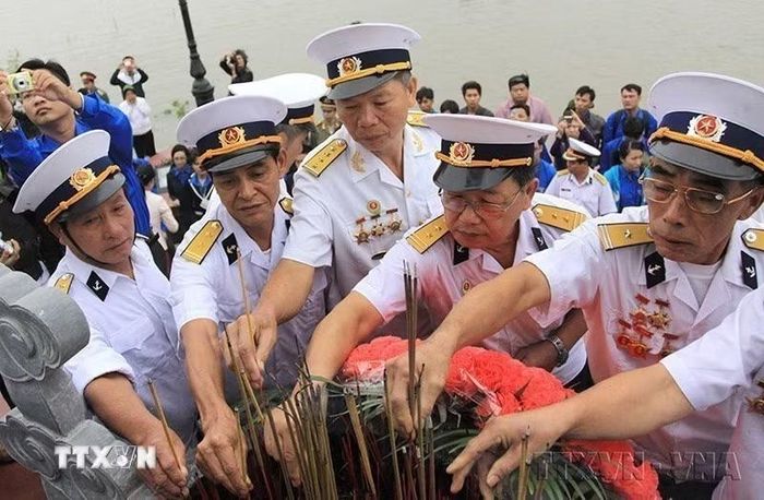 Các cựu chiến binh tàu "Không số" thắp hương tri ân các đồng đội đã hy sinh tại đài tưởng niệm Bến tàu không số K15, Đồ Sơn, Hải Phòng (2021). (Ảnh: Thế Duyệt/TTXVN)