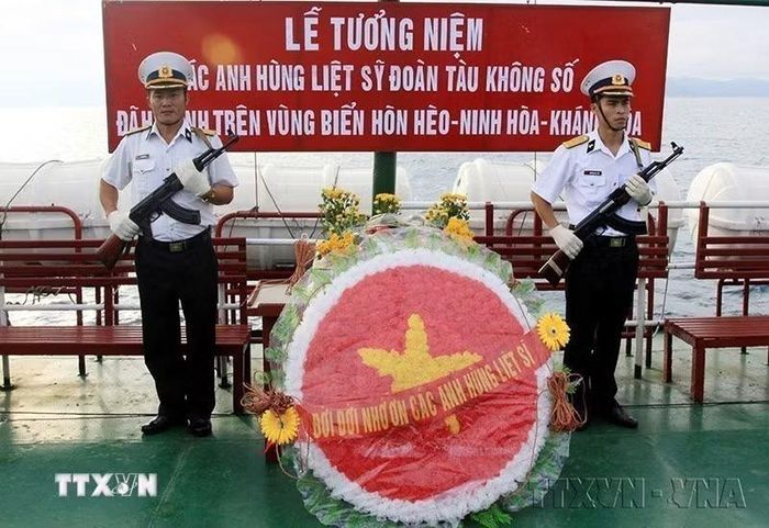 Lễ tưởng niệm các Anh hùng liệt sỹ của Đoàn tàu "Không số" tại vùng biển Hòn Hèo (Ninh Hòa, Khánh Hòa), ngày 13/10/2011, nơi trước đây thuyền trưởng Nguyễn Phan Vinh cùng con tàu C235 và đồng đội đã anh dũng hy sinh. (Ảnh: Thế Duyệt/TTXVN)
