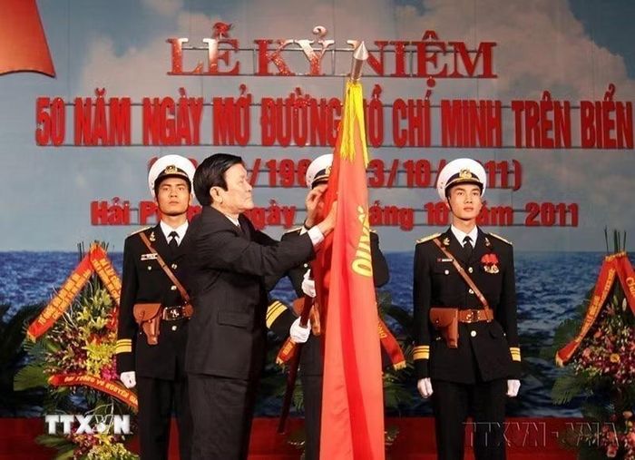 Chủ tịch nước Trương Tấn Sang trao tặng Huân chương Hồ Chí Minh cho tập thể cán bộ, chiến sỹ Đường Hồ Chí Minh trên biển, tại Lễ kỷ niệm 50 năm Ngày mở đường Hồ Chí Minh trên biển (21/10/2011). (Ảnh: Trọng Đức/TTXVN)