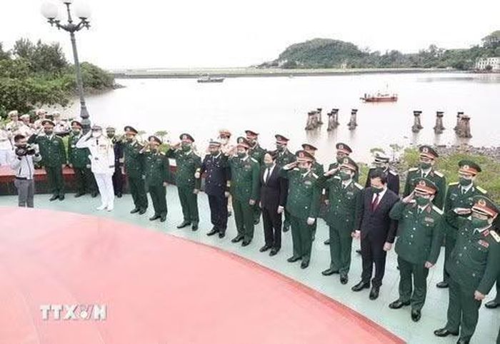 Nhân kỷ niệm 60 năm Ngày mở đường Hồ Chí Minh trên biển (23/10/1961-23/10/2021), sáng 22/10/2021, tại Khu Di tích lịch sử Bến tàu không số K15, Đồ Sơn (Hải Phòng), Bộ Quốc phòng tổ chức Lễ dâng hương, dâng hoa tưởng niệm các Anh hùng liệt sỹ. (Ảnh: Trọng Đức/TTXVN)