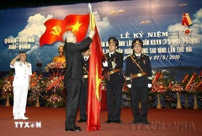 Chủ tịch Quốc hội Nguyễn Phú Trọng trao tặng Huân chương Sao Vàng (lần thứ hai) của Đảng, Nhà nước cho Quân chủng Hải quân (7/5/2010). (Ảnh: Trí Dũng/TTXVN)