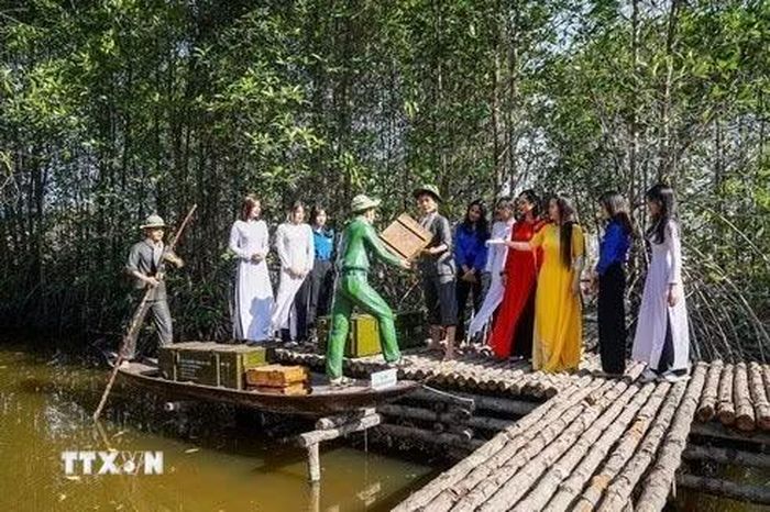 Tái hiện cảnh vận chuyển vũ khí, hàng hóa chi cho viện chiến trường miền Nam tại Khu di tích Quốc gia bến Vàm Lũng, huyện Ngọc Hiển, Cà Mau (2020). Trong kháng chiến chống Mỹ, vùng đất cực Nam Tổ quốc là điểm cuối tuyến đường huyền thoại Hồ Chí Minh trên biển, bến Vàm Lũng thuộc ấp Xẻo Mắm, xã Tân Ân. (Ảnh: TTXVN phát)