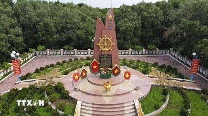 Bia tưởng niệm tại Khu di tích Bến tàu không số Lộc An, huyện Xuyên Mộc, tỉnh Bà Rịa-Vũng Tàu. Năm 1963, 1964 và 1965, bến Lộc An đã tiếp nhận 3 chuyến của “Đoàn tàu không số” (tiền thân của Lữ đoàn 125 Hải quân), vận chuyển 109 tấn vũ khí trang bị, góp phần vào chiến thắng vang dội Bình Giã, Đồng Xoài, Dầu Tiếng, Bàu Bàng… làm thất bại chiến lược “Chiến tranh đặc biệt” của Mỹ. (Ảnh: Đoàn Mạnh Dương/TTXVN)