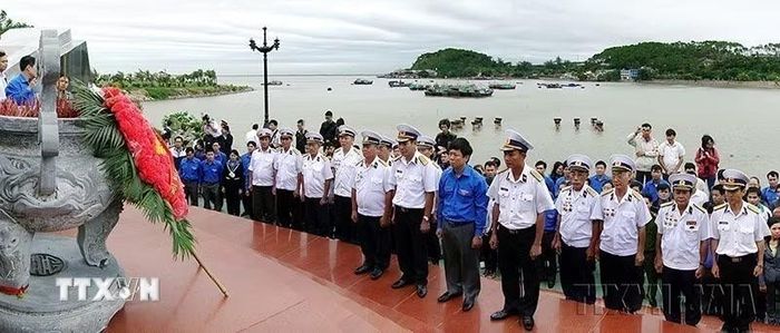 160 đại biểu đoàn viên thanh niên ưu tú trên khắp cả nước cùng các cựu chiến binh trên Đoàn tàu "Không số" dâng hương tại bến tàu K15 Đồ Sơn, Hải Phòng, tưởng niệm các chiến sỹ đã anh dũng hy sinh trên tuyến đường Hồ Chí Minh trên biển (5/10/2011). (Ảnh: Thế Duyệt/TTXVN)