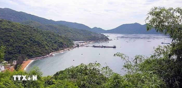 Tháng 6/1997, Vũng Rô (xã Hòa Xuân Nam, huyện Đông Hòa, tỉnh Phú Yên), một trong những bến quan trọng của đường Hồ Chí Minh trên biển, gắn liền với chiến công của những con tàu "Không số” được Bộ Văn hóa-Thông tin công nhận là Di tích Lịch sử cấp quốc gia. (Ảnh: Trần Lê Lâm/TTXVN)