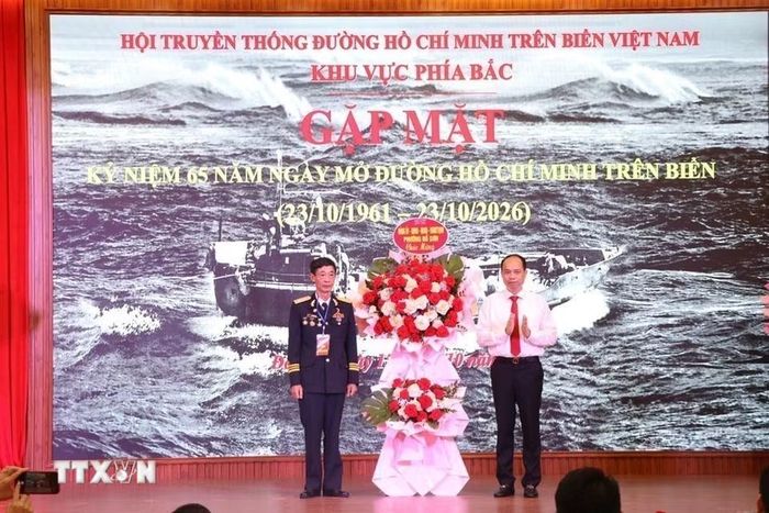 . Ngày 17/10/2026, tại phường Đồ Sơn, thành phố Hải Phòng, Hội truyền thống đường Hồ Chí Minh trên biển khu vực phía Bắc đã tổ chức Gặp mặt kỷ niệm 65 năm Ngày mở đường Hồ Chí Minh trên biển (23/10/1961-23/10/2026). Sự kiện là dịp ôn lại truyền thống hào hùng, tri ân những cống hiến, hy sinh to lớn của các thế hệ đi trước trong sự nghiệp đấu tranh giải phóng dân tộc và bảo vệ Tổ quốc. (Ảnh: Mạnh Minh/TTXVN)
