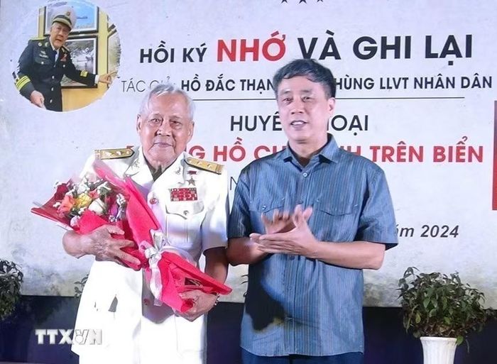 Ngày 7/6/2024, tại thành phố Tuy Hòa (tỉnh Phú Yên), nhà văn Nguyễn Bình Phương, Phó Chủ tịch Hội Nhà văn Việt Nam, Tổng Biên tập Tạp chí Văn nghệ Quân đội tặng hoa chúc mừng Anh hùng Lực lượng vũ trang nhân dân, Trung tá Hồ Đắc Thạnh, Thuyền trưởng tàu không số, tác giả cuốn hồi ký "Nhớ và ghi lại". (Ảnh: Xuân Triệu/TTXVN)