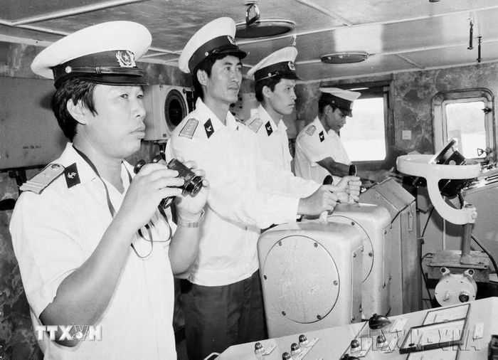 Cuối năm 1987 đầu năm 1988, cán bộ, chiến sỹ các tàu vận tải hải quân đã vượt qua mọi hiểm nguy, khảo sát, thăm dò, vận tải và chốt giữ đảo, cùng các lực lượng tăng cường phòng thủ trên các đảo thuộc quần đảo Trường Sa. Trong ảnh: Kíp chỉ huy tàu Trường Sa 02 hoàn thành xuất sắc nhiệm vụ bảo vệ vùng đặc quyền kinh tế thuộc khu dầu khí Vũng Tàu. (Ảnh: Tứ Hải/TTXVN)