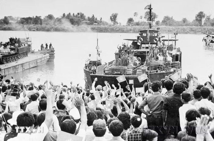 Năm 1989, lực lượng tàu vận tải quân sự Hải quân, trong đó có Lữ đoàn 125 đã hoàn thành thắng lợi 8 đợt vận chuyển quân tình nguyện Việt Nam từ Campuchia về nước, bảo đảm an toàn tuyệt đối về người và phương tiện. (Ảnh: TTXVN)