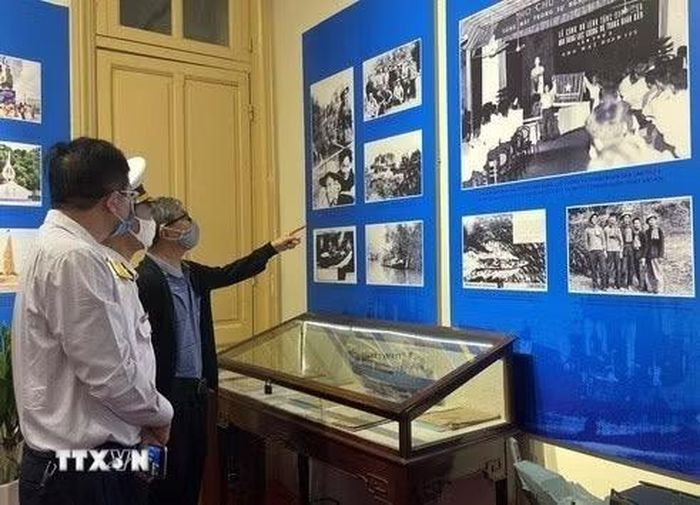 Nhân dịp kỷ niệm 60 năm Ngày mở Đường Hồ chí Minh trên biển (23/10/1961-23/10/2021), sáng 13/10/2021, tại Bảo tàng Hải Phòng, Cục Chính trị Hải Quân phối hợp với Sở Văn hóa và Thể thao Hải Phòng tổ chức Lễ khai mạc triển lãm “Biển, đảo và người chiến sỹHải quân - Truyền thống Đường Hồ Chí Minh trên biển”. (Ảnh: TTXVN phát)