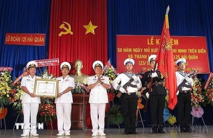 Phó Đô đốc Trần Thanh Huyền, Chính ủy Quân chủng Hải quân trao Huân chương Quân công hạng Nhất cho tập thể cán bộ, chiến sỹ Lữ đoàn 125 Hải quân, tại Lễ kỷ niệm 50 năm Ngày mở Đường Hồ Chí Minh trên biển - Ngày thành lập Lữ đoàn (23/10/1961-23/10/2011). (Ảnh: Thế Anh/TTXVN)