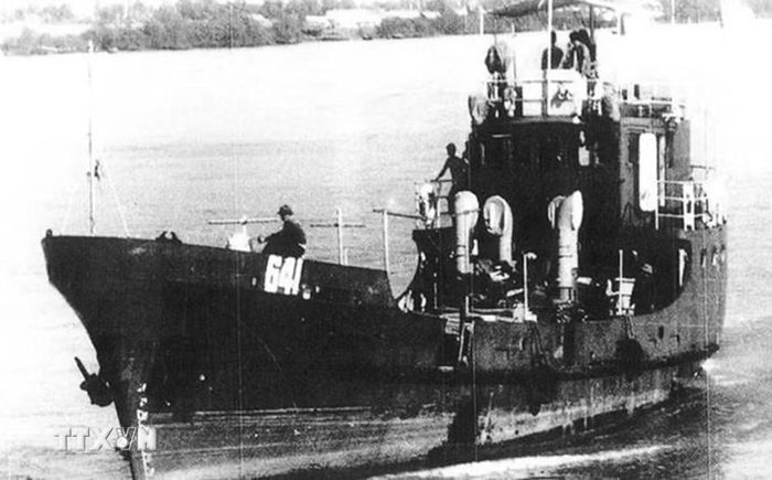 Tàu HQ-671 (phiên hiệu C41) mang số hiệu 641 trong kháng chiến chống Mỹ, là tàu “Không số” được bảo tồn trong số những tàu đầu tiên làm nên huyền thoại “Đường Hồ Chí Minh trên biển”, tập thể 2 lần được tuyên dương danh hiệu Anh hùng Lực lượng vũ trang nhân dân, được công nhận là bảo vật quốc gia đặc biệt năm 2017, hiện được trưng bày tại Bảo tàng Hải quân (Hải Phòng). (Ảnh: Tư liệu/TTXVN phát)