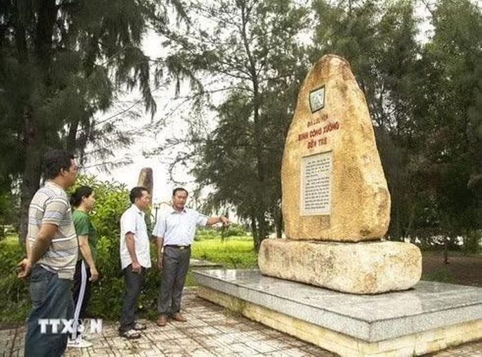 Khu du lịch di tích Đường Hồ Chí Minh trên biển tại Bến Tre, xã Thạnh Hải, huyện Thạnh Phú, nơi ghi dấu điểm xuất phát của những con thuyền vượt biển đưa cán bộ ra Bắc, kịp thời báo cáo tình hình cách mạng miền Nam với Trung ương trong hai cuộc kháng chiến chống Pháp và chống Mỹ. Đây cũng là đầu cầu tiếp nhận chi viện từ miền Bắc. (Ảnh: Hồng Đạt/TTXVN)
