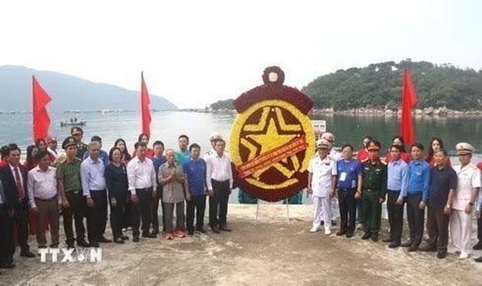 Lãnh đạo tỉnh Phú Yên cùng cán bộ, chiến sỹ, nhân dân dâng hoa tưởng nhớ các anh hùng liệt sỹ tại bến Vũng Rô, Khu di tích lịch sử cấp quốc gia tàu không số, xã Hòa Xuân Nam, thị xã Đông Hòa, Phú Yên (2024). (Ảnh: Tường Quân/TTXVN)