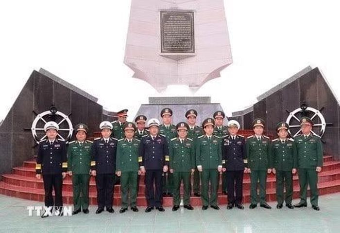 Nhân kỷ niệm 60 năm Ngày mở đường Hồ Chí Minh trên biển (23/10/1961-23/10/2021), sáng 22/10/2021, tại Khu Di tích lịch sử Bến tàu không số K15, Đồ Sơn (Hải Phòng), Bộ Quốc phòng tổ chức Lễ dâng hương, dâng hoa tưởng niệm các Anh hùng liệt sỹ. (Ảnh: Trọng Đức/TTXVN)