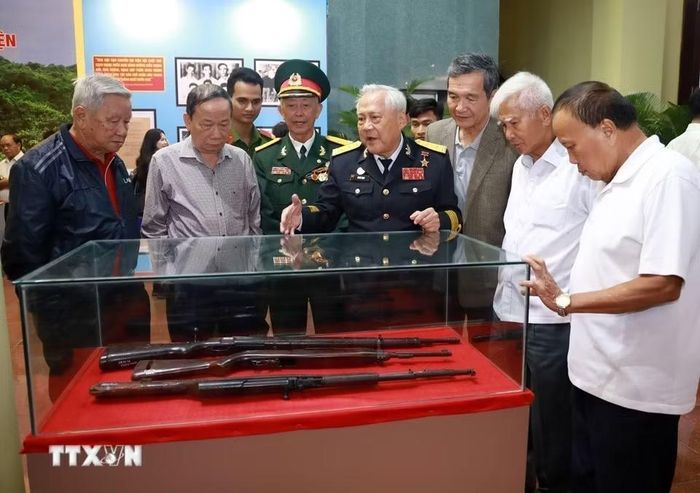 Trong chương trình kỷ niệm 60 năm Bến Vũng Rô tiếp nhận chuyến hàng đầu tiên của tàu không số (28/11/1964-28/11/2024), Anh hùng Lực lượng vũ trang nhân dân Hồ Đắc Thạnh, nguyên Thuyền trưởng tàu 41, giới thiệu về các hiện vật liên quan đến tàu không số trong triển lãm chuyên đề “Bến Vũng Rô và hoạt động tiếp nhận chi viện từ những chuyến Tàu Không số” tại Phú Yên, ngày 22/11/2024. (Ảnh: Xuân Triệu/TTXVN)