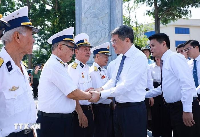 Sáng 24/9/2026, trong chuyến làm việc tại thành phố Hải Phòng, Thủ tướng Lê Minh Hưng đến dâng hương, dâng hoa tưởng niệm các Anh hùng liệt sĩ và gặp gỡ các cựu chiến binh tàu không số tại Di tích Quốc gia đặc biệt Bến tàu không số K15 (phường Đồ Sơn). (Ảnh: Dương Giang/TTXVN)