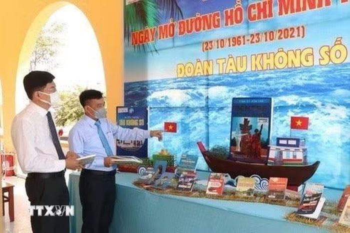Sáng 31/10/2021, tại huyện Thạnh Phú (tỉnh Bến Tre), Tỉnh ủy Bến Tre phối hợp với Bộ Tư lệnh Quân khu 9, Bộ Tư lệnh Vùng 2 Hải quân, Lữ đoàn 125 tổ chức Hội thảo khoa học với chủ đề “Phát huy tinh thần tiên phong mở đường, mở bến đường Hồ Chí Minh trên biển, phát triển Bến Tre về hướng Đông” và triển lãm sách về đường mòn Hồ Chí Minh trên biển. (Ảnh: Huỳnh Phúc Hậu/TTXVN)