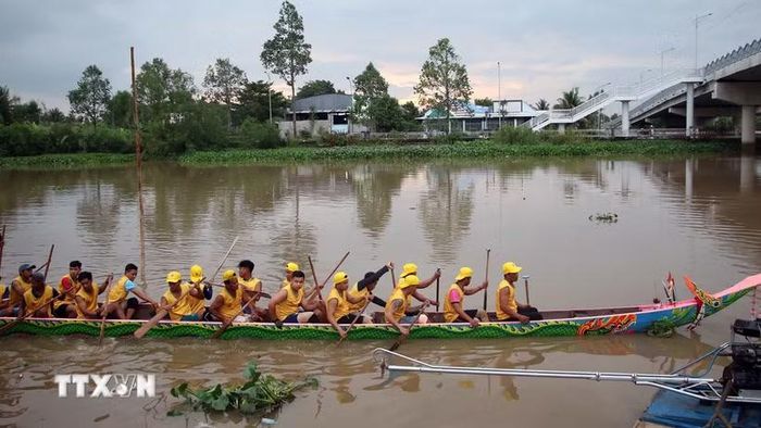 Các tay bơi bước vào buổi tập luyện chính thức dưới nước. (Ảnh: Trung Kiên/TTXVN)