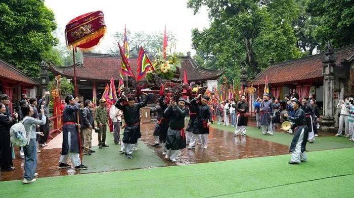 Việc tổ chức Lễ hội Đả Ngư Đền Và đáp ứng nhu cầu sinh hoạt văn hóa, tín ngưỡng của nhân dân. (Nguồn: Trang thông tin điện tử phường Sơn Tây)