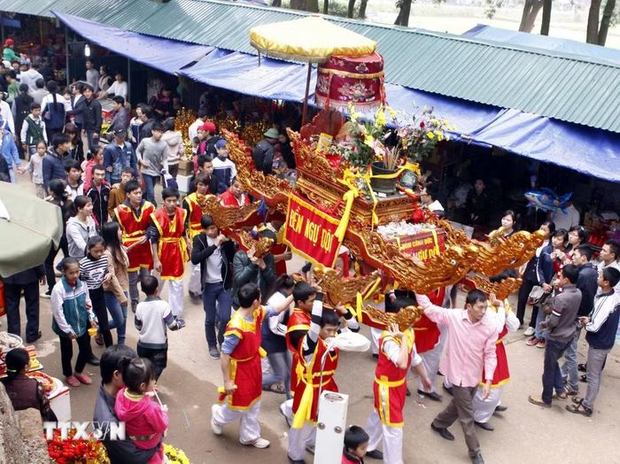 Lễ rước kiệu tại Lễ hội Đền Và. (Ảnh: Phạm Kiên/TTXVN)
