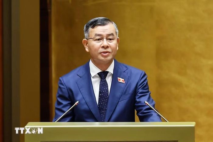 Bộ trưởng Bộ Tài chính Ngô Văn Tuấn, thừa ủy quyền của Thủ tướng Chính phủ trình bày tờ trình về 05 dự án: Luật Ngân sách nhà nước (hợp nhất); Luật Đấu thầu (sửa đổi); Luật sửa đổi, bổ sung một số điều của Luật Đầu tư; Luật sửa đổi, bổ sung một số điều của Luật Thuế thu nhập doanh nghiệp, Luật Thuế sử dụng đất phi nông nghiệp, Luật Thuế thu nhập cá nhân; Luật Trưng mua, trưng dụng tài sản (sửa đổi). (Ảnh: Doãn Tấn/TTXVN)
