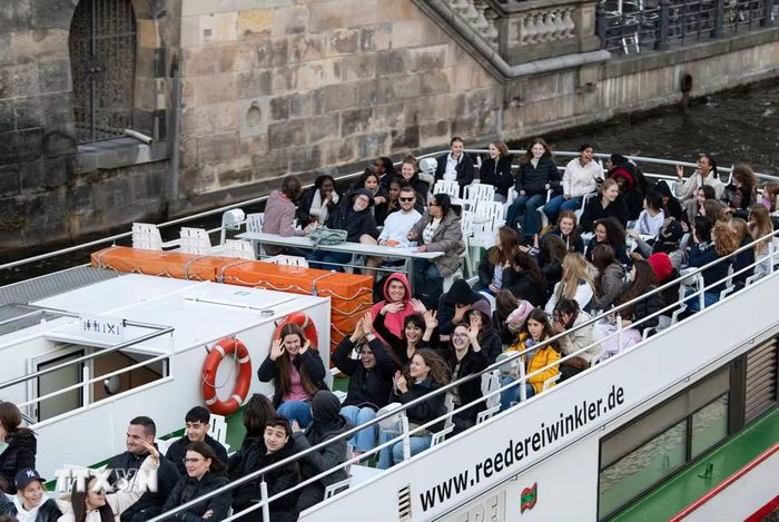 Du khách đi thuyền ngắm cảnh trên sông Spree ở thủ đô Berlin, Đức, ngày 22/10/2026. (Ảnh: THX/TTXVN phát)