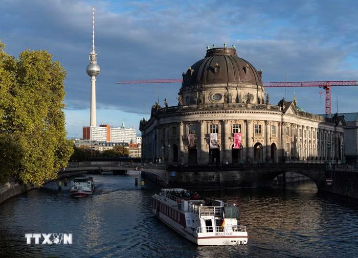 Bảo tàng Bode (phải) và Tháp truyền hình Berlin tại thủ đô Berlin, Đức, ngày 22/10/2026. (Ảnh: THX/TTXVN phát)