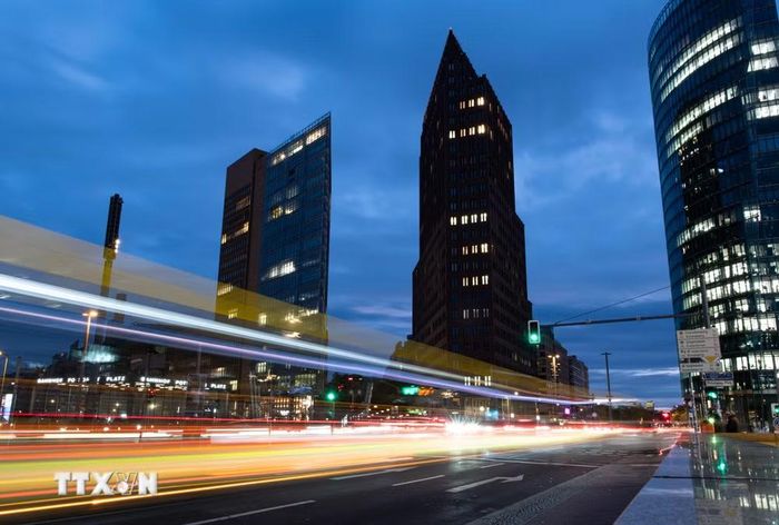 Các phương tiện lưu thông qua quảng trường Potsdamer Platz ở thủ đô Berlin, Đức ngày 22/10/2026. (Ảnh: THX/TTXVN phát)