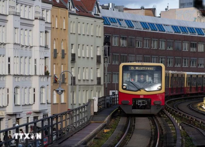 Tàu hỏa đến ga Hackescher Markt ở thủ đô Berlin, Đức ngày 22/10/2026. (Ảnh: THX/TTXVN phát)
