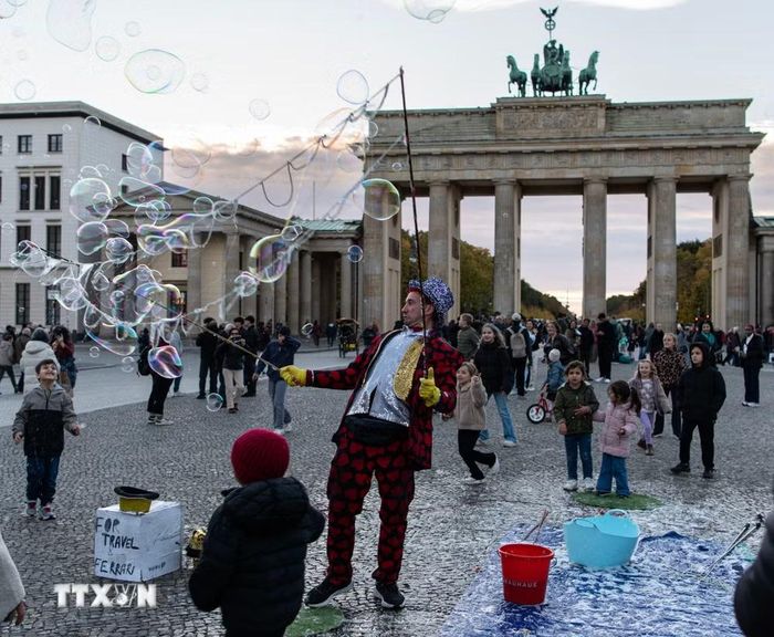 Nghệ sỹ đường phố biểu diễn trước Cổng Brandenburg tại thủ đô Berlin, Đức, ngày 22/10/2026. (Ảnh: THX/TTXVN phát)