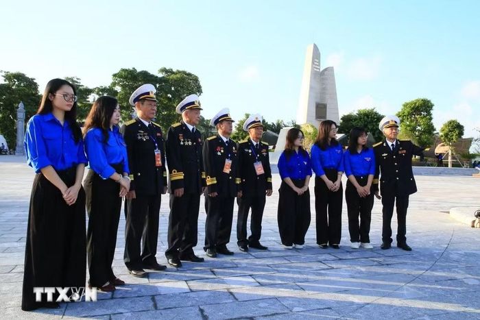 Đoàn viên thanh niên phường Đồ Sơn, thành phố Hải Phòng gặp gỡ các nhân chứng lịch sử từng tham gia Đoàn tàu không số tại di tích Quốc gia đặc biệt Bến K15. (Ảnh: Mạnh Minh/TTXVN)