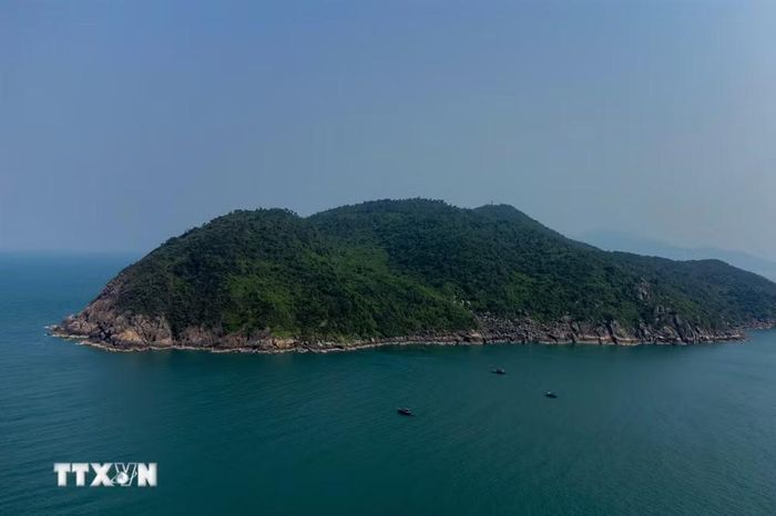 Toàn cảnh đảo Sơn Trà (thành phố Đà Nẵng) từ trên cao. (Ảnh: TTXVN phát)
