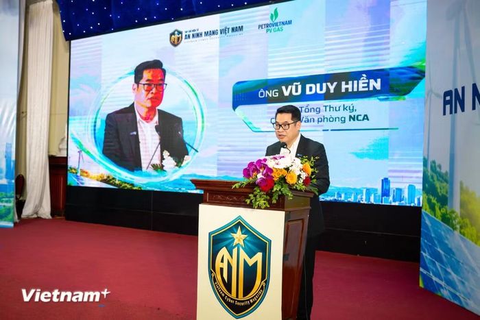 Ông Vũ Duy Hiền, Phó Tổng Thư ký, Chánh Văn phòng Hiệp hội An ninh mạng quốc gia, nhấn mạnh mối quan hệ chặt chẽ giữa năng lượng, công nghệ số và an ninh mạng. (Ảnh: Minh Sơn/Vietnam+)