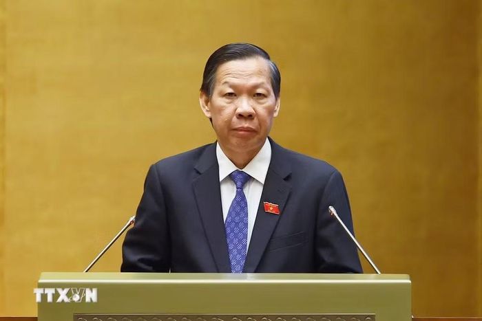 Chủ nhiệm Ủy ban Kinh tế và Tài chính của Quốc hội Phan Văn Mãi trình bày báo cáo thẩm tra về dự án Luật Đấu thầu (sửa đổi). (Ảnh: Doãn Tấn/TTXVN)
