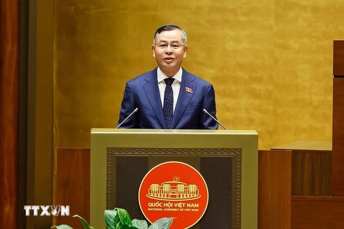 Bộ trưởng Bộ Tài chính Ngô Văn Tuấn trình bày Tờ trình về dự án Luật Đấu thầu (sửa đổi). (Ảnh: Doãn Tấn/TTXVN)