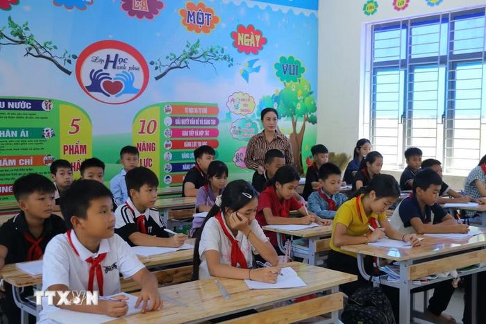 Tiết dạy của cô và trò Trường Phổ thông Dân tộc bán trú Tiểu học và Trung học cơ sở Lưu Kiền, xã Tương Dương. (Ảnh: Bích Huệ/TTXVN)