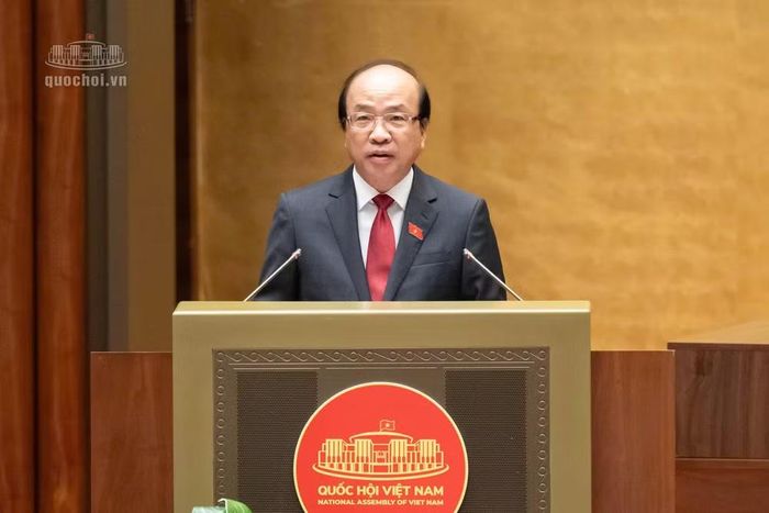 Chủ nhiệm Ủy ban Pháp luật và Tư pháp Phan Chí Hiếu trình bày báo cáo thẩm tra tình hình thi hành Nghị quyết số 206/2025/QH15 của Quốc hội. (Ảnh: Quốc hội)