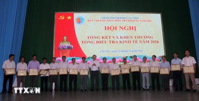 Trao Bằng khen của Chủ tịch Ủy ban Nhân dân thành phố Cần Thơ cho các cá nhân có thành tích xuất sắc trong đợt Tổng điều tra kinh tế năm 2026. (Ảnh: Thu Hiền/TTXVN)