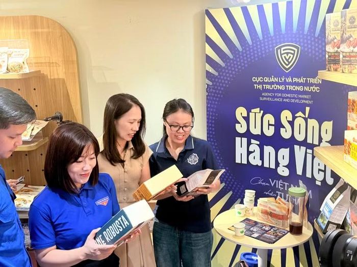 Không gian trưng bày giúp khách hàng tìm hiểu, lựa chọn sản phẩm tại chỗ. (Ảnh: PV/Vietnam+)