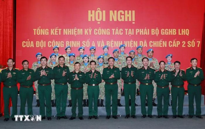 Thượng tướng Nguyễn Trường Thắng, Ủy viên Trung ương Đảng, Thứ trưởng Bộ Quốc phòng và các đại biểu. (Ảnh: Trọng Đức/TTXVN)
