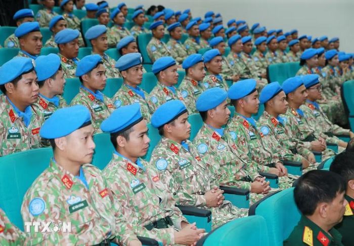 Các sỹ quan, quân nhân Đội công binh số 4 và Bệnh viện dã chiến 2.7 dự hội nghị. (Ảnh: Trọng Đức/TTXVN)